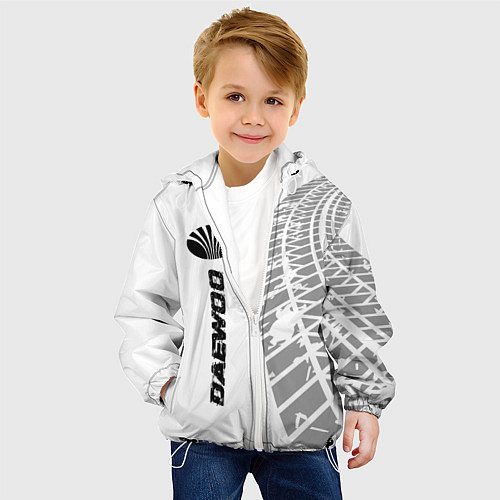 Детская куртка Daewoo speed на светлом фоне со следами шин: по-ве / 3D-Белый – фото 4