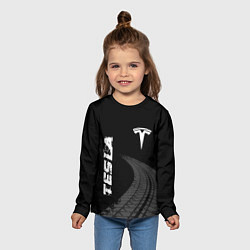 Лонгслив детский Tesla speed на темном фоне со следами шин вертикал, цвет: 3D-принт — фото 2