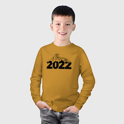 Лонгслив хлопковый детский Новогодний Тигр лежит на цифре 2022, цвет: горчичный — фото 2