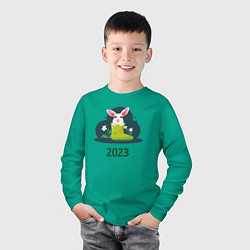 Лонгслив хлопковый детский Заяц в сапоге 2023, цвет: зеленый — фото 2