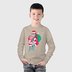 Лонгслив хлопковый детский Санта Клаус с мешком подарков на коньках, цвет: миндальный — фото 2