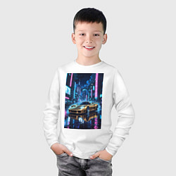 Лонгслив хлопковый детский Суперкар едет среди небоскребов, цвет: белый — фото 2
