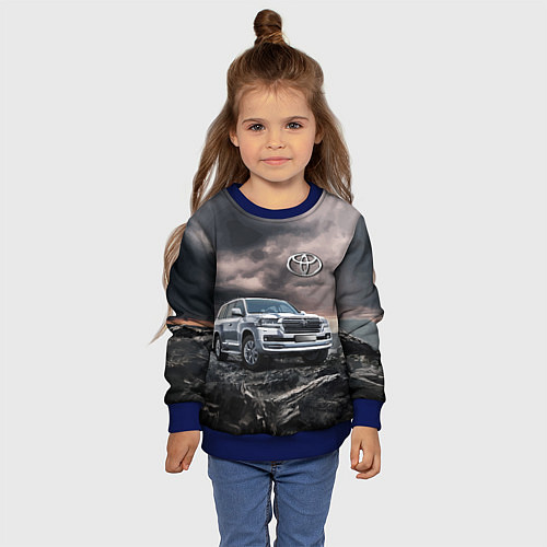 Детский свитшот Toyota Land Cruiser 200 среди скал / 3D-Синий – фото 4