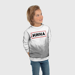 Свитшот детский Нина - в красной рамке на светлом, цвет: 3D-белый — фото 2