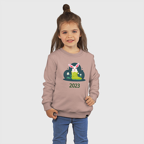 Детский свитшот Заяц в сапоге 2023 / Пыльно-розовый – фото 3