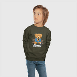 Свитшот хлопковый детский Плюшевый медведь на скамейке, цвет: хаки — фото 2