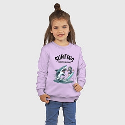 Свитшот хлопковый детский Surfing never alone - shark and girl, цвет: лаванда — фото 2