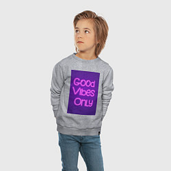 Свитшот хлопковый детский Неоновая надпись good vibes only и кирпичная стена, цвет: меланж — фото 2