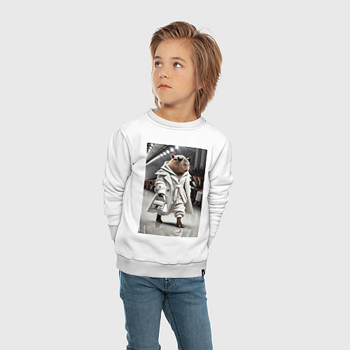 Детский свитшот Модный капибара манекенщик - дефиле животных / Белый – фото 4