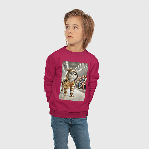 Детский свитшот Серый кот модель на подиуме / Маджента – фото 4