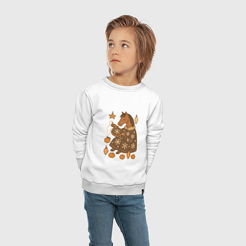 Детский свитшот Новогодняя лошадка вышивает снежинку / Белый – фото 4