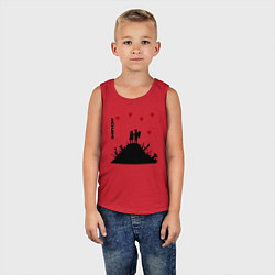 Майка детская хлопок Banksy Бэнкси мальчик и девочка на горе оружия, цвет: красный — фото 2