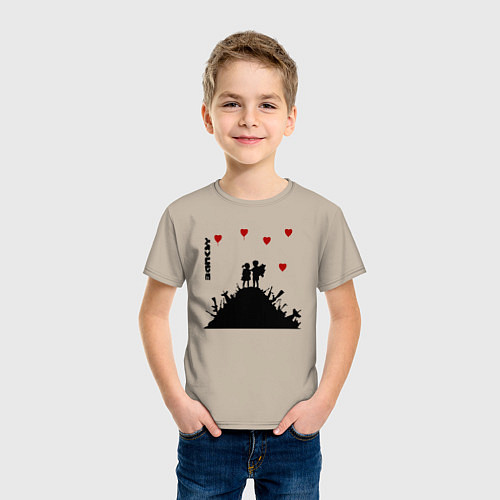 Детская футболка Banksy Бэнкси мальчик и девочка на горе оружия / Миндальный – фото 3