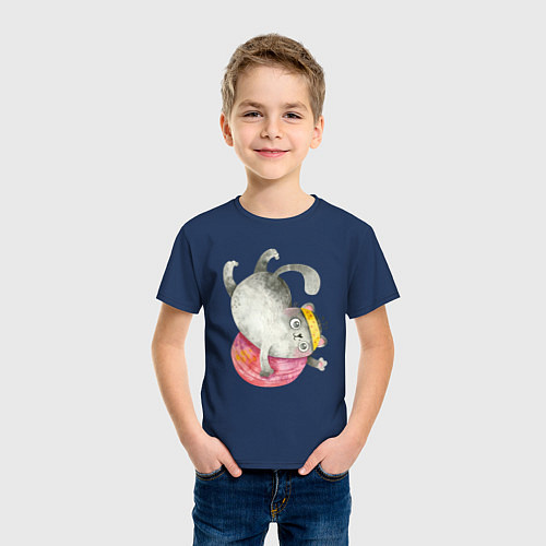Детская футболка Забавный кот с клубком / Тёмно-синий – фото 3