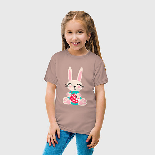 Детская футболка Новогодний кролик с елочным шаром / Пыльно-розовый – фото 4