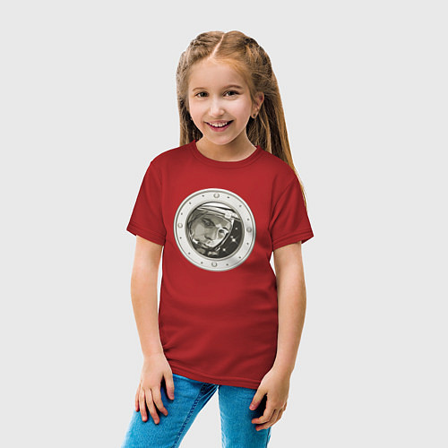 Детская футболка Юрий Гагарин в иллюминаторе / Красный – фото 4