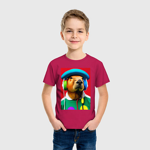 Детская футболка Капибара в наушниках и шляпе - нейросеть / Маджента – фото 3
