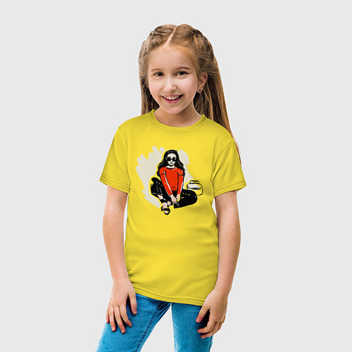 Детская футболка Женщина в чёрных очках / Желтый – фото 4