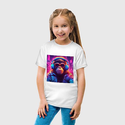 Детская футболка Антропоморфная обезьяна в свете неонового города / Белый – фото 4