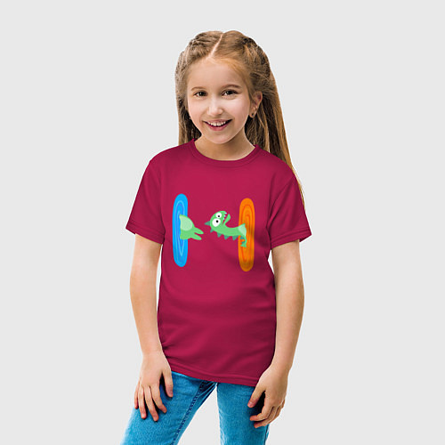 Детская футболка Детский динозаврик пробирается в портал / Маджента – фото 4
