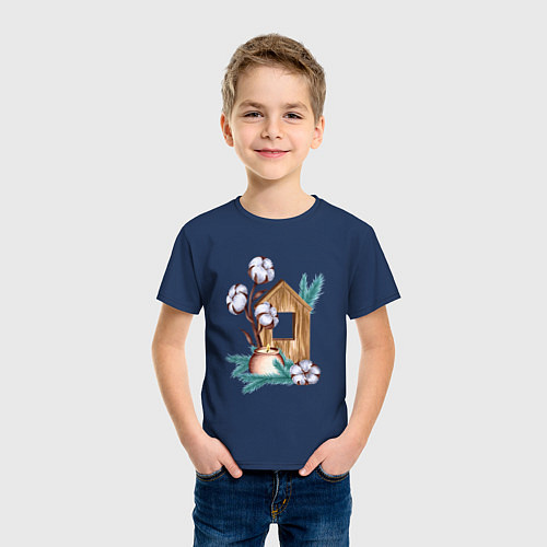 Детская футболка Деревянный домик со свечой, хлопком и еловыми ветк / Тёмно-синий – фото 3