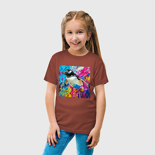 Детская футболка Плавающий в краске пингвин / Кирпичный – фото 4