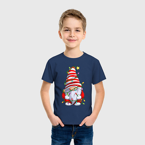 Детская футболка Новогодний гном с гирляндой / Тёмно-синий – фото 3