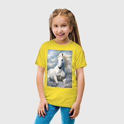 Футболка хлопковая детская Белая лошадь на фоне неба, цвет: желтый — фото 2