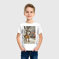 Футболка хлопковая детская Серый кот модель на подиуме, цвет: белый — фото 2