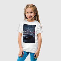 Футболка хлопковая детская Черный суперкар едет к мегаполису, цвет: белый — фото 2