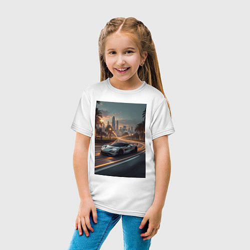 Детская футболка Белый суперкар едет по аллее в город / Белый – фото 4