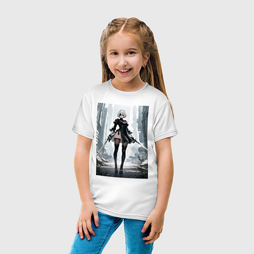Детская футболка Девушка-андроид с катанами посреди руин / Белый – фото 4