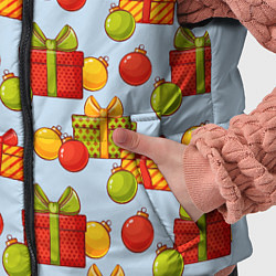 Детский жилет Новогодний паттерн с подарками и ёлочными шариками, цвет: 3D-красный — фото 2