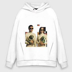 Толстовка оверсайз мужская Мужчина и девушка держат инопланетян поп-арт ретро, цвет: белый
