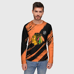 Лонгслив мужской Чикаго Блэкхокс - фон с оранжевыми потертостами, цвет: 3D-принт — фото 2