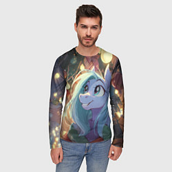 Лонгслив мужской Лошадка любуется новогодними лампочками, цвет: 3D-принт — фото 2