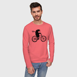 Лонгслив хлопковый мужской Ежик на велосипеде, цвет: коралловый — фото 2