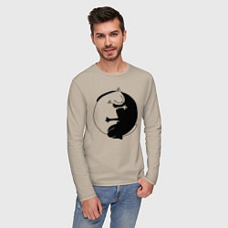 Лонгслив хлопковый мужской Инь-Янь Коты, цвет: миндальный — фото 2