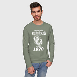 Лонгслив хлопковый мужской Только лучшие рыбаки родились в 1970 году, цвет: авокадо — фото 2