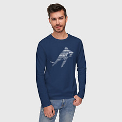 Лонгслив хлопковый мужской Хоккей - на разных языках мира, цвет: тёмно-синий — фото 2