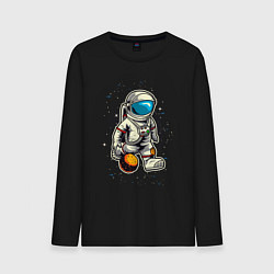 Мужской лонгслив Космонавт играет планетой как мячом