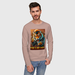 Лонгслив хлопковый мужской Punks not dead - motto tiger, цвет: пыльно-розовый — фото 2