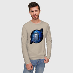 Лонгслив хлопковый мужской Tardis in space, цвет: миндальный — фото 2