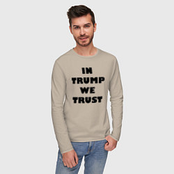 Лонгслив хлопковый мужской In Trump we trust - slogan, цвет: миндальный — фото 2