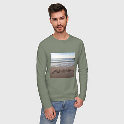 Лонгслив хлопковый мужской Имя Анна на песке, цвет: авокадо — фото 2