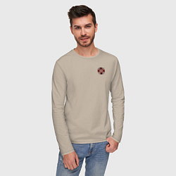 Лонгслив хлопковый мужской На бога надейся черно-красный орнамент, цвет: миндальный — фото 2