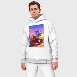 Мужской костюм оверсайз Ёж Соник на ржавом ретро мотоцикле в пустыне, цвет: белый — фото 2