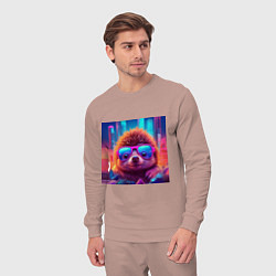 Костюм хлопковый мужской Ежик в очках на фоне неонового города, цвет: пыльно-розовый — фото 2