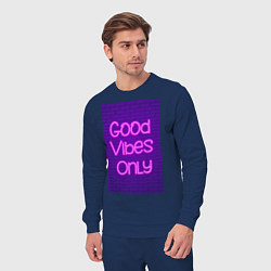 Костюм хлопковый мужской Неоновая надпись good vibes only и кирпичная стена, цвет: тёмно-синий — фото 2