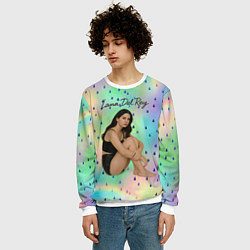 Свитшот мужской Lana Del Rey сидит обняв колени, цвет: 3D-белый — фото 2